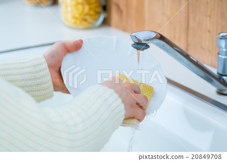 婦女的菜餚洗碗碟洗碗海綿洗滌劑白色廚房廚房廚房 20849708