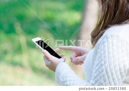 婦女與女性智能手機內部擬合光合照片材料綠色背景綠色企業形象材料 20851380