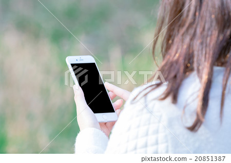 婦女與女性智能手機內部擬合光合照片材料綠色背景綠色企業形象材料 20851387