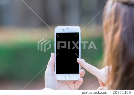 婦女與女性智能手機內部擬合光合照片材料綠色背景綠色企業形象材料 20851399