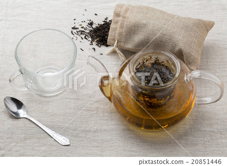 Empty cup and the teapot with freshly brewed tea Empty cup and the teapot with freshly brewed tea 20851446