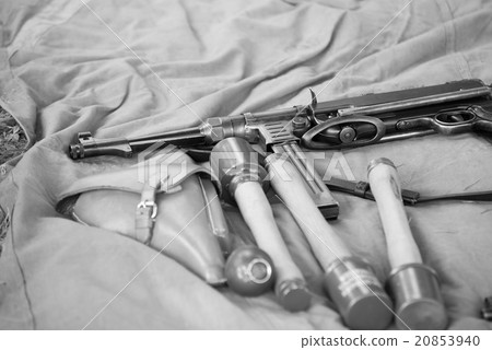 Thompson submachine gun with hand granades 20853940