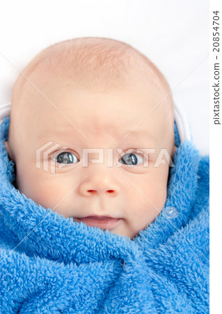 The child lies in bed 20854704