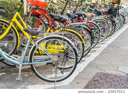 Row of bikes parking 20857012