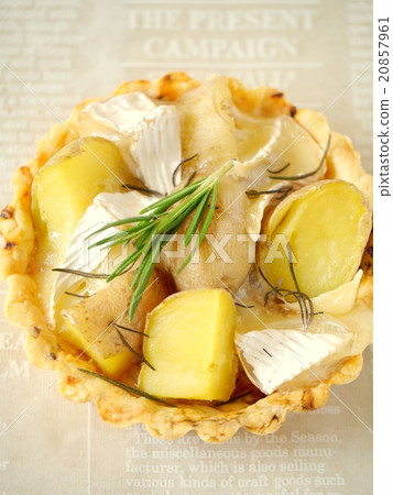 Quiche of potatoes and camembert cheese (high angle) 20857961