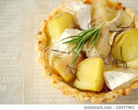 Quiche of potatoes and camembert cheese (horizontal position high angle) 20857962