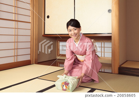 Women in kimono, women with wrapping cloths Women in kimono, women with wrapping cloths 20858605