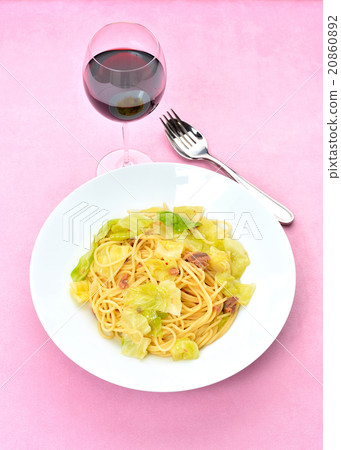 “白菜和鳳尾魚意大利面(意大利面)”意大利菜的形象。 “白菜和鳳尾魚意大利面(意大利面)”意大利菜的形象。 20860892