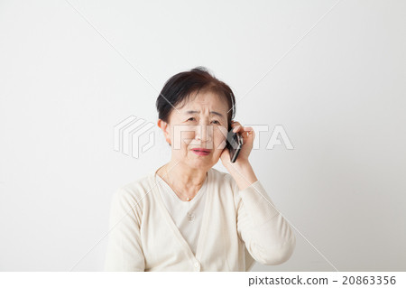電話的資深婦女哀傷的新聞 電話的資深婦女哀傷的新聞 20863356