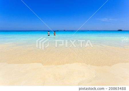 Crystal clear sea of tropical island 20863488