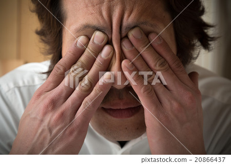 一個遮住眼睛的年輕人 一個遮住眼睛的年輕人 20866437