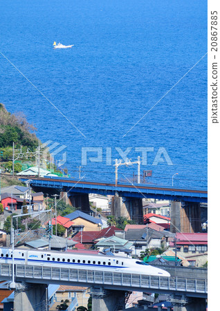 東海道新幹線穿過俯瞰相模灣的鐵橋 20867885