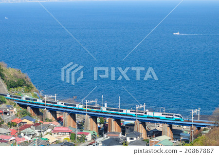 Super express view dancing child of the Tokaido line going through a railway bridge overlooking Sagami Bay 20867887