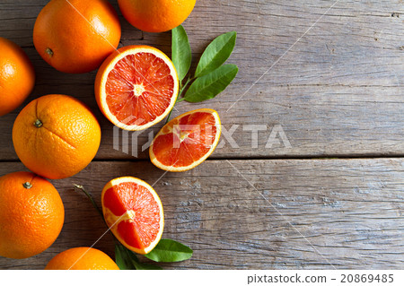 Fresh oranges with slices and leaves on wooden Fresh oranges with slices and leaves on wooden 20869485