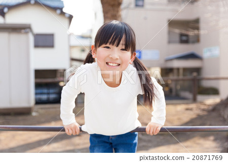 Elementary school girl playing with an iron bar 20871769