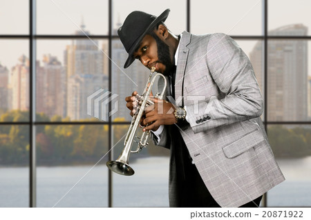 Daytime jazz performance in studio. 20871922