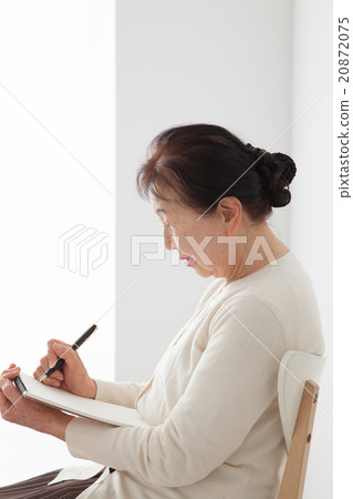 坐椅子和寫筆記的資深婦女個人歷史 20872075