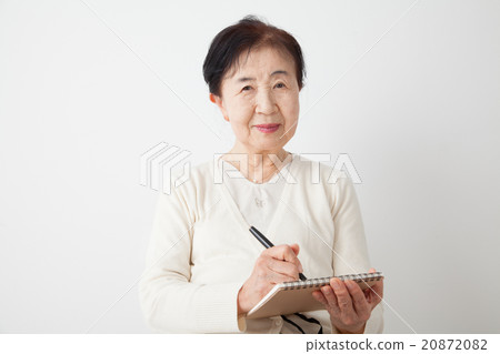 Senior lady who writes notes Smile positive for myself 20872082