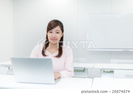 坐在個人計算機前面的女性照相機觀點 20874874