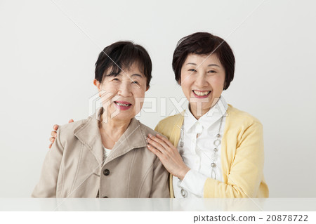 Middle female / senior woman close friend friend and parents child 20878722