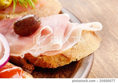 Open sandwiches with jamon and olives 20880077