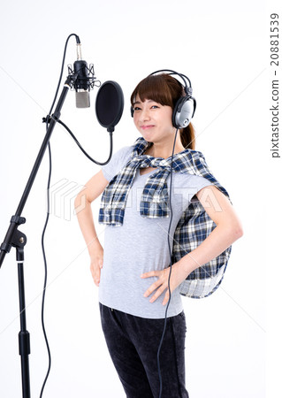 一位年輕的女士唱歌 一位年輕的女士唱歌 20881539