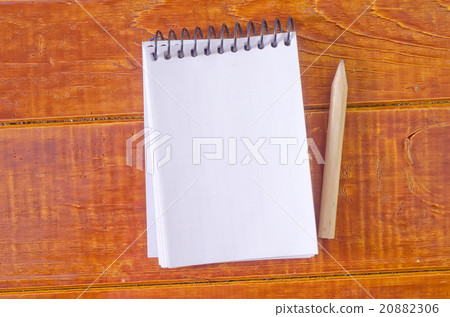 note on wooden background 20882306
