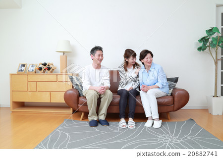 三個家庭在客廳裡愉快地交談 20882741