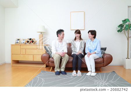 三個家庭在客廳裡愉快地交談 20882742