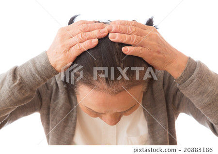 Senior women's hair 20883186