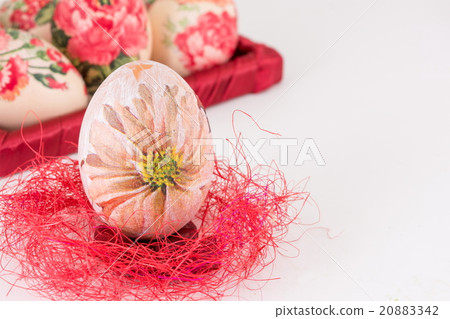 Decoupage Easter egg on red straw 20883342