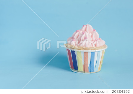 Pearl birthday cupcake with butter cream icing 20884192