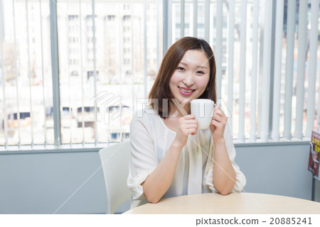 坐在桌上的一個少婦 20885241