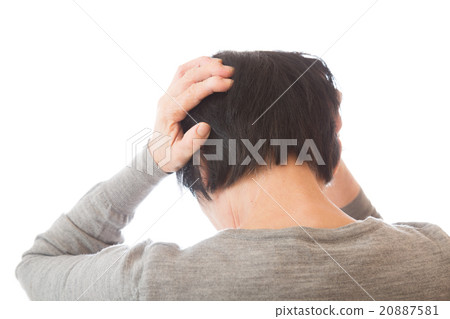 握在她的頭的一隻手的資深婦女 20887581