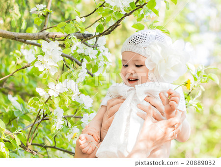Cute smiling baby girl outdoors 20889032