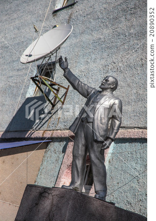 Lenin monument on the background wall 20890352