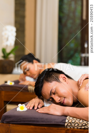 Indonesian couple having wellness massage 20890453