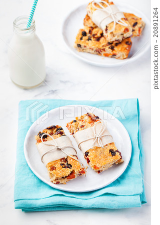 Granola, oatmeal, oat bars with dried cranberry 20891264