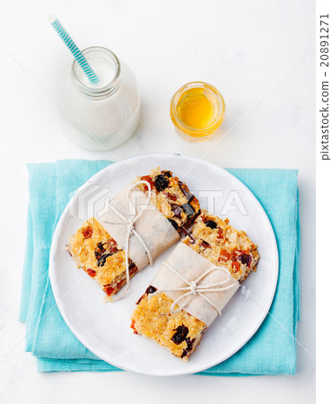 Granola, oatmeal, oat bars with dried cranberry 20891271