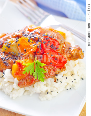 boiled rice with meat and vegetables 20891344