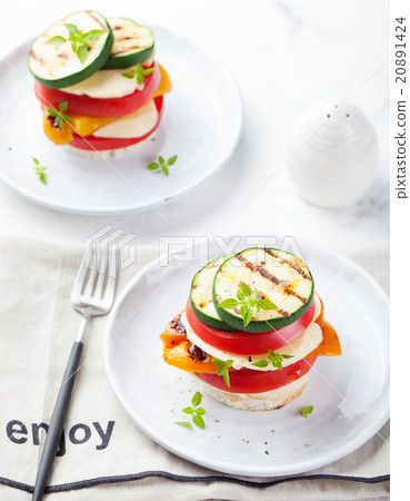 Grilled vegetables and cheese gratin  20891424