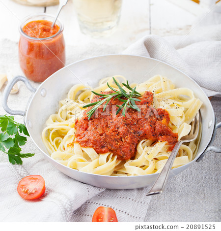 Tagliatelle pasta with tomato sauce   20891525