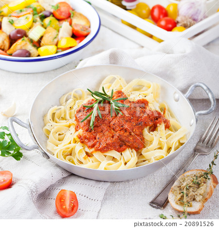 Tagliatelle pasta with tomato sauce   20891526