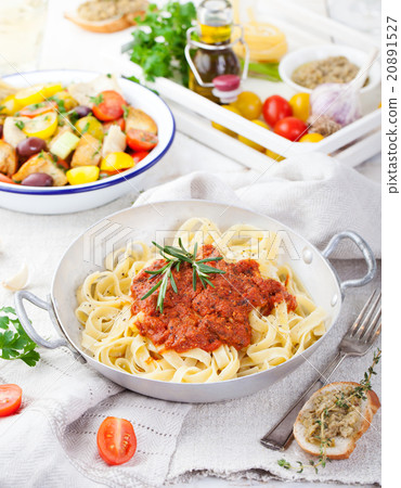 Tagliatelle pasta with tomato sauce   20891527