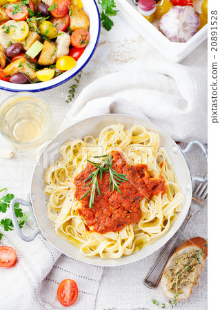 Tagliatelle pasta with tomato sauce  20891528