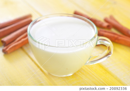 milk with cinnamon 20892336