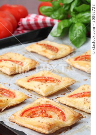 Puff pastry with cheese and tomatoes Puff pastry with cheese and tomatoes 20892728