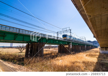 火車穿過多摩川河 20893713