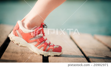 Feet of jogging woman 20902971