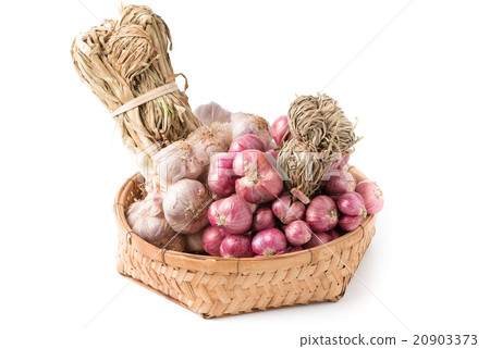red shallot ans garlic isolated red shallot ans garlic isolated 20903373